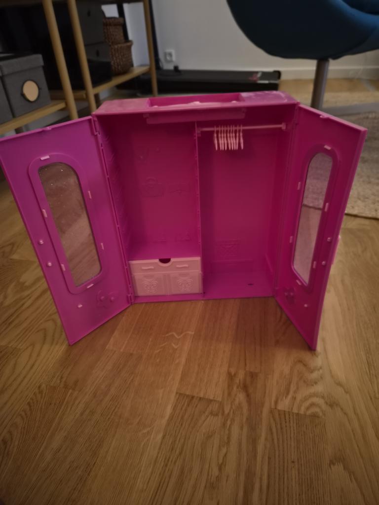 Barbie klædeskab