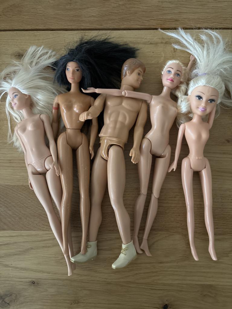5 Barbie- og Ken-dukker