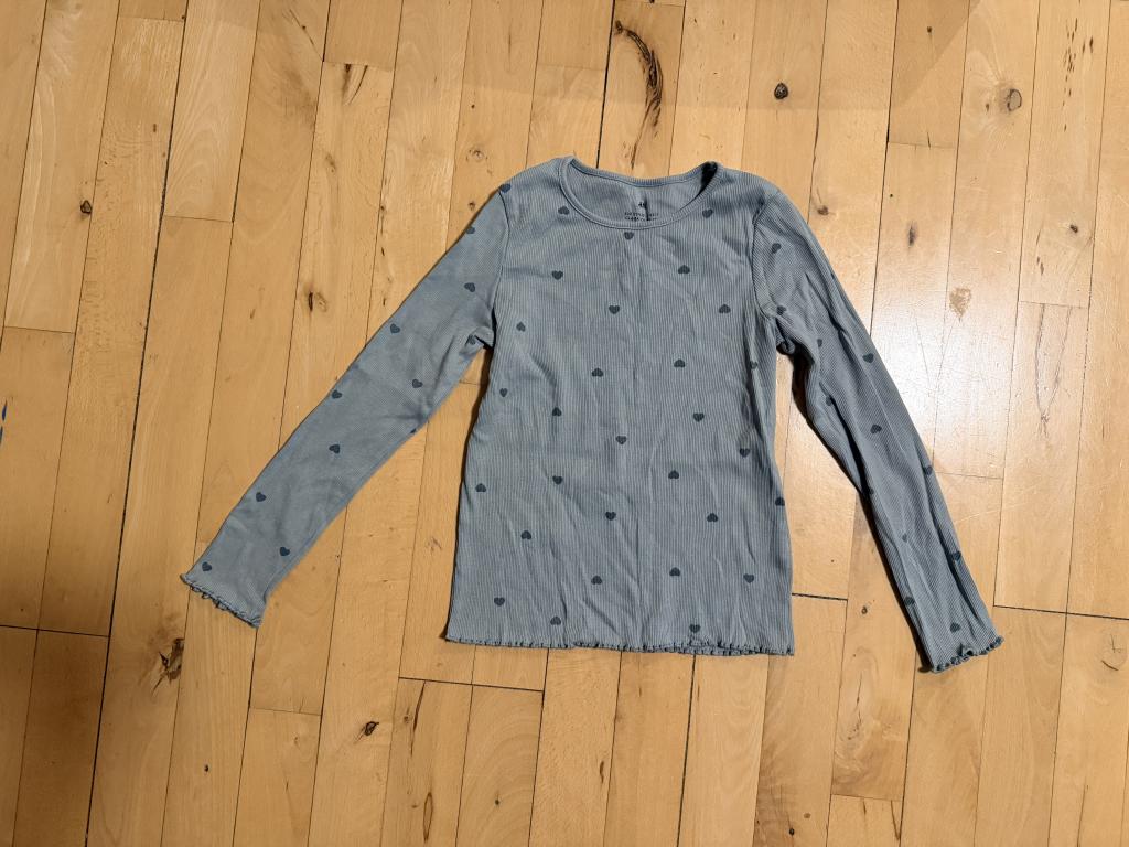Blå bluse m. hjerter