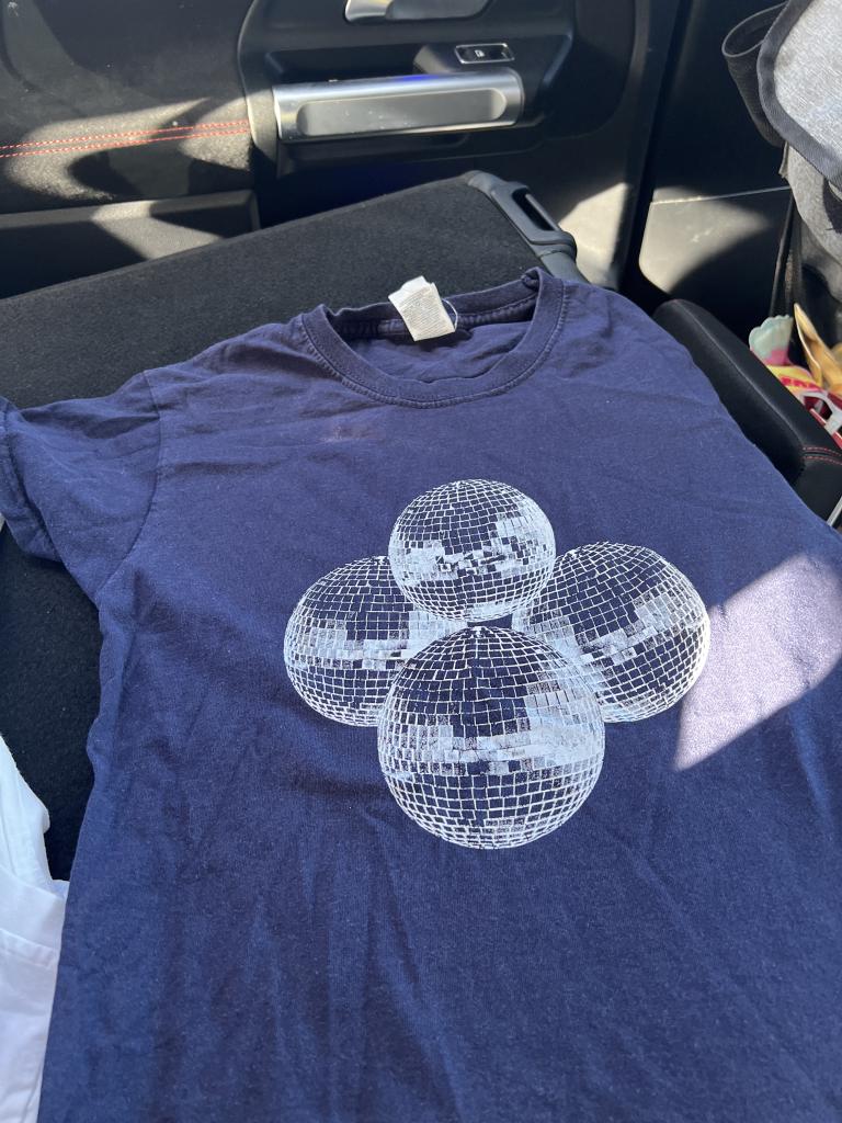 Blå T-shirt med kugler