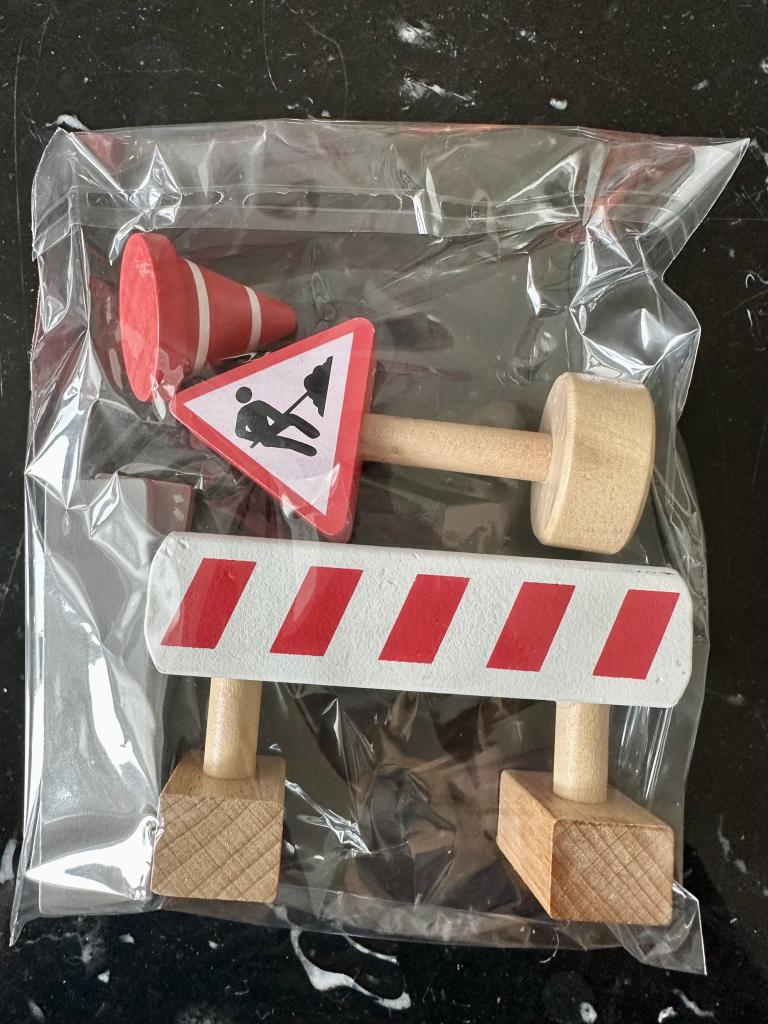 Træ vejskilte og vejspær