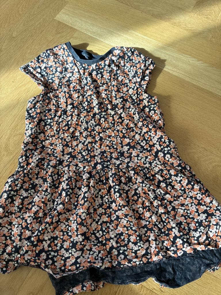 NI blomstret kjole 110