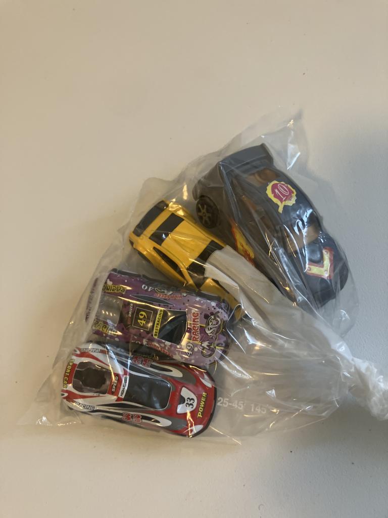 4 legetøjsbiler