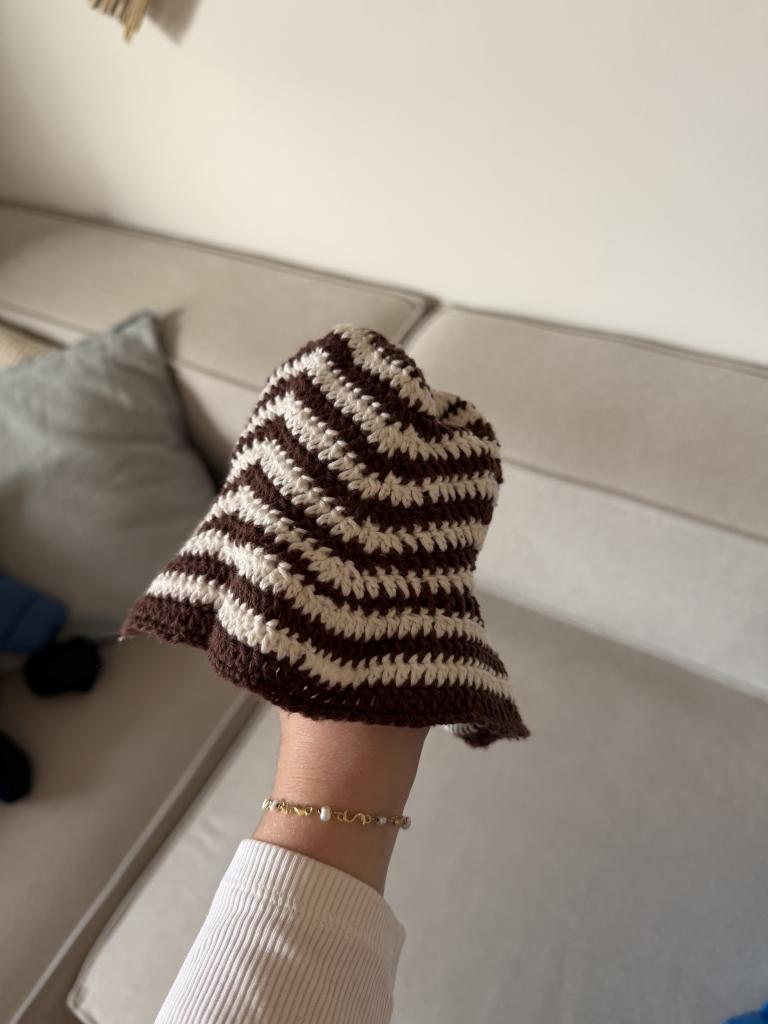 Brun og hvid hat