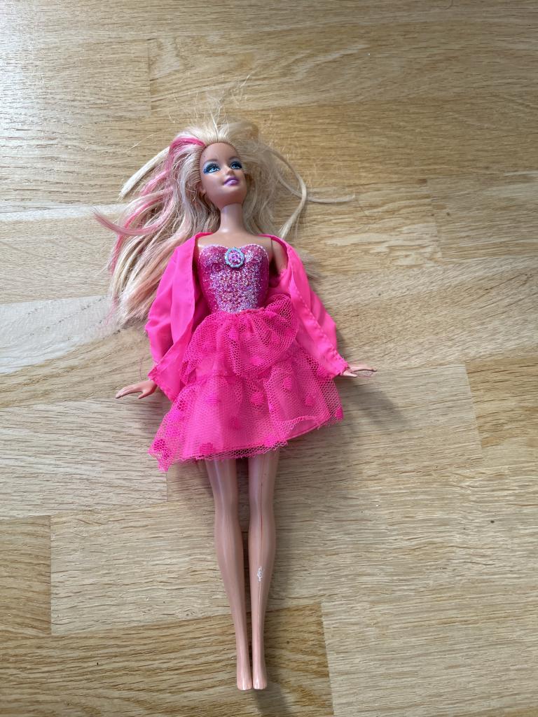 Barbie dukke i pink