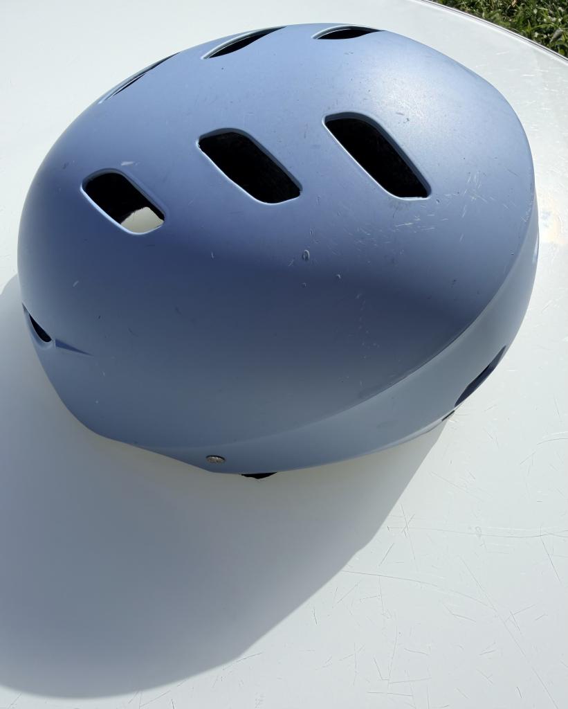 Blå cykelhjelm