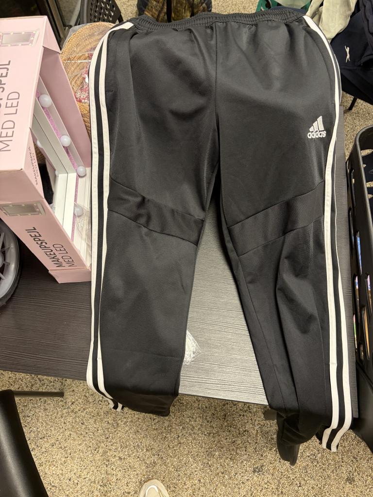 Adidas sportstøj