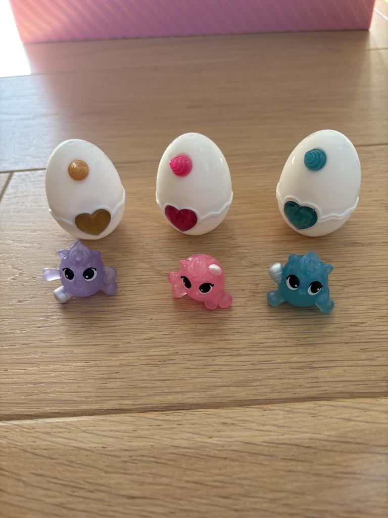 Tre figurer med æg