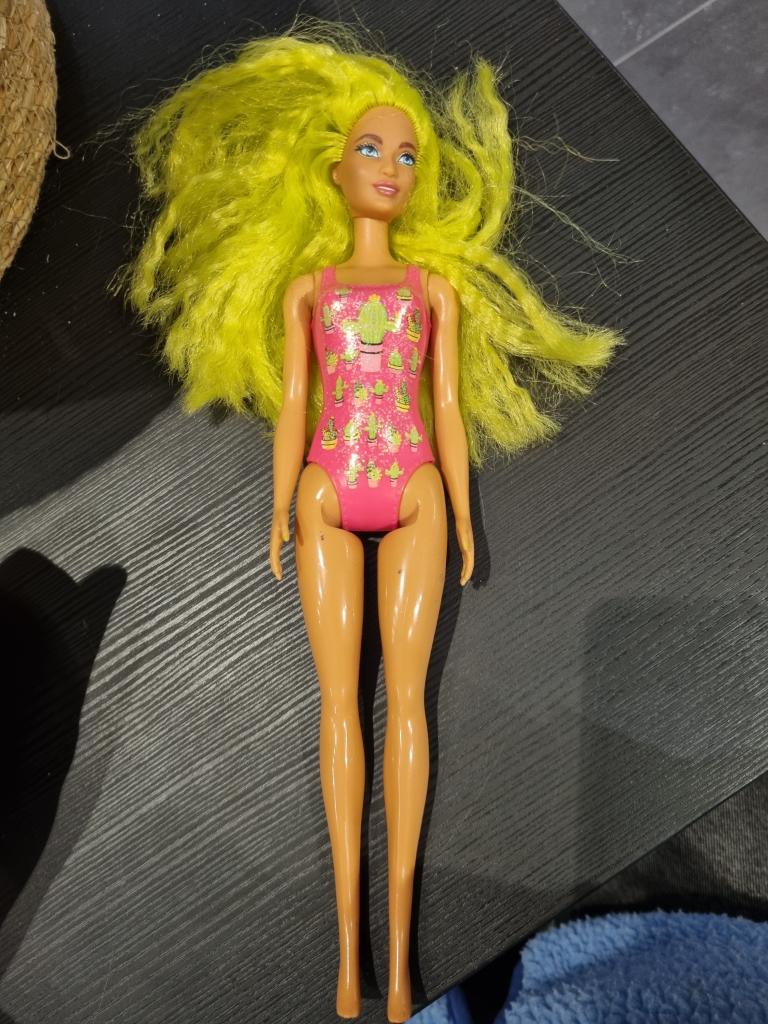 Barbie med gult hår