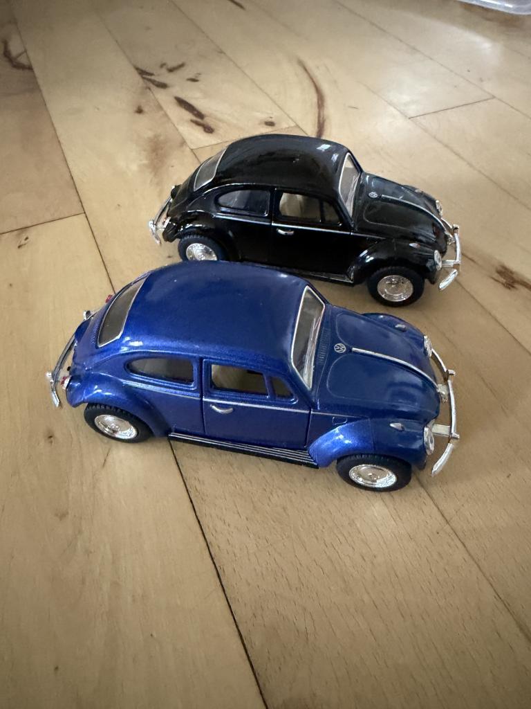 2 Volkswagen Beetle