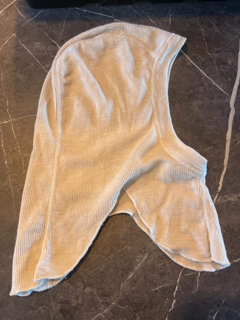 Beige uldhue str. 80