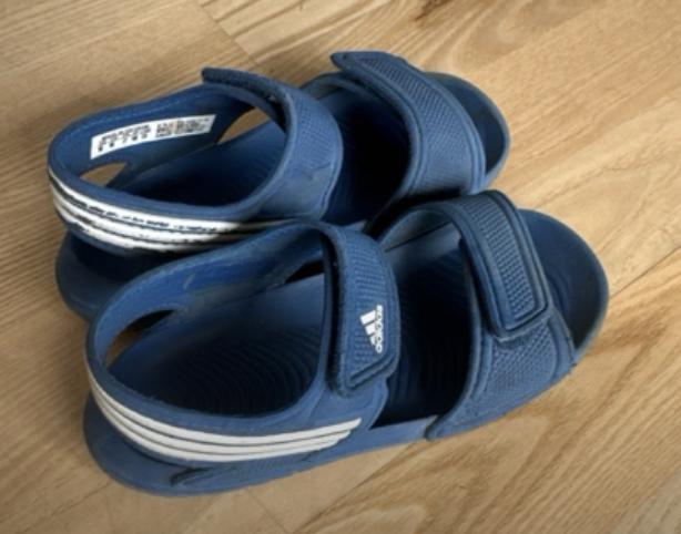 Adidas badesko 27
