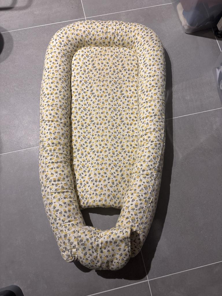 Babynest med blomster