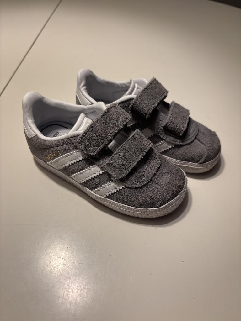 Grå Adidas sneakers 23