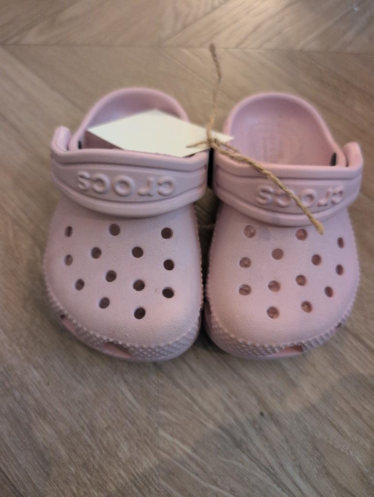 Pink Crocs sandaler