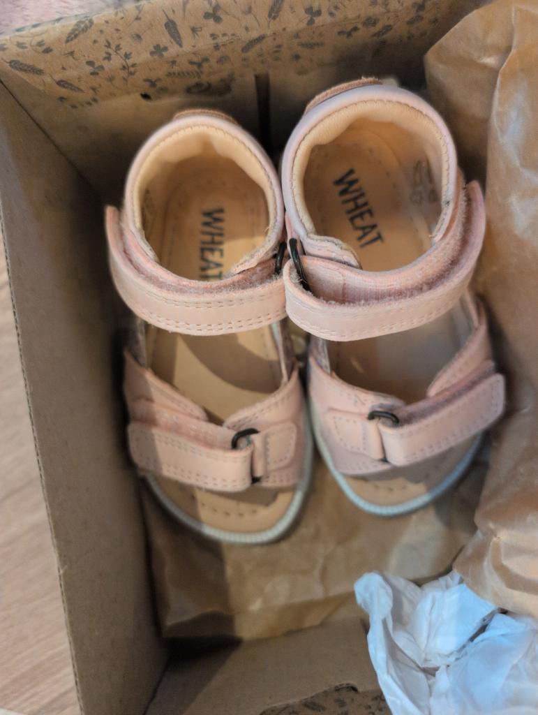 Wheat sandaler