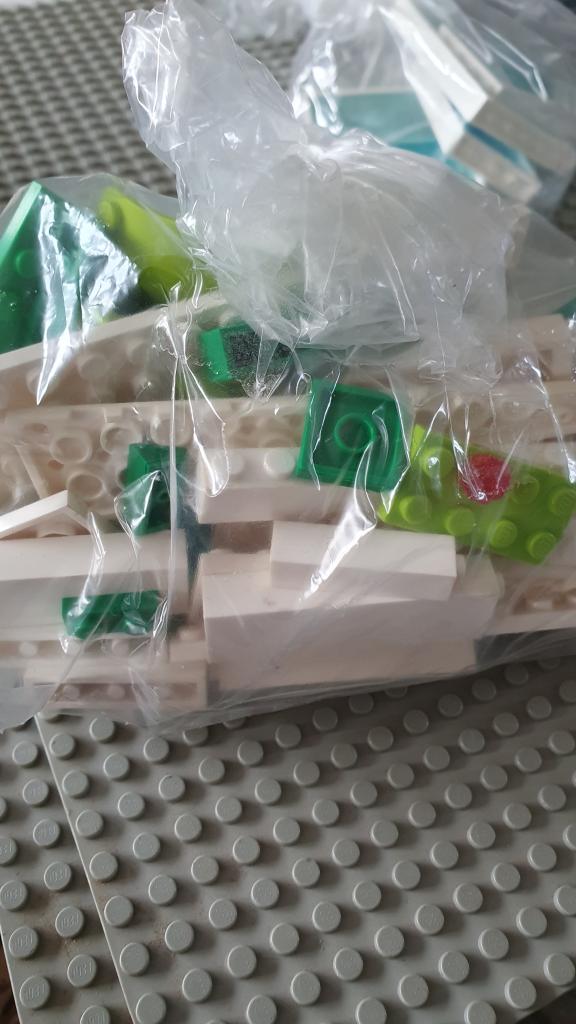 Hvid, grøn Lego i pose