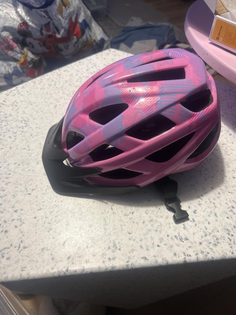 Lyserød cykelhjelm