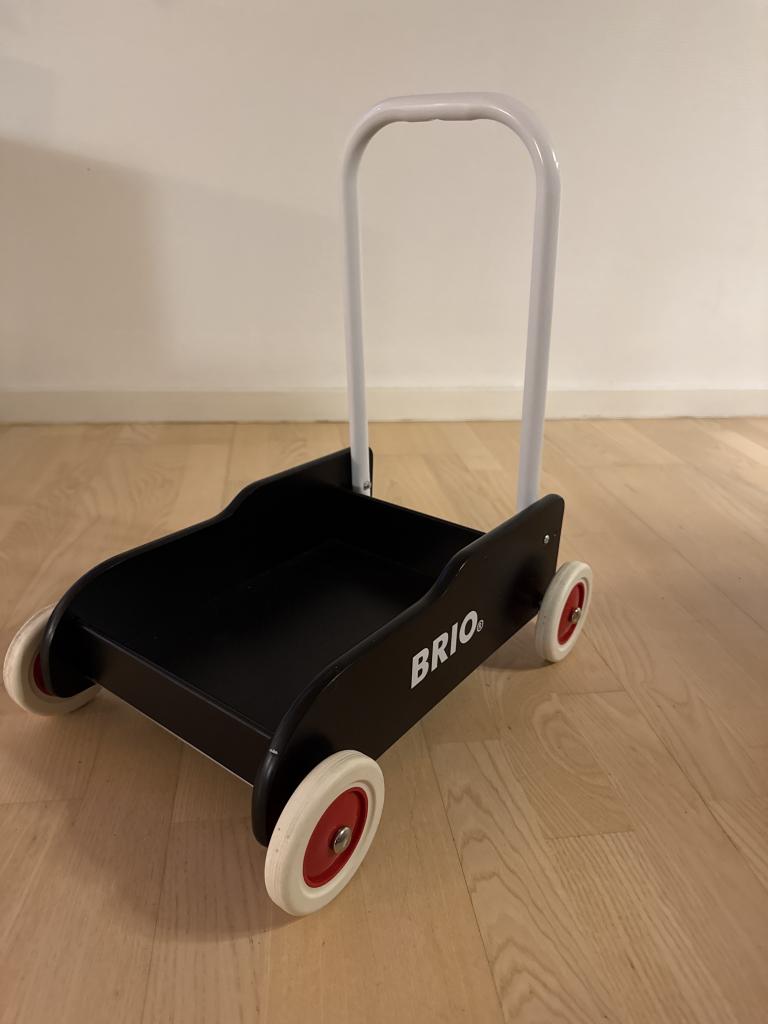 Sort BRIO gåvogn