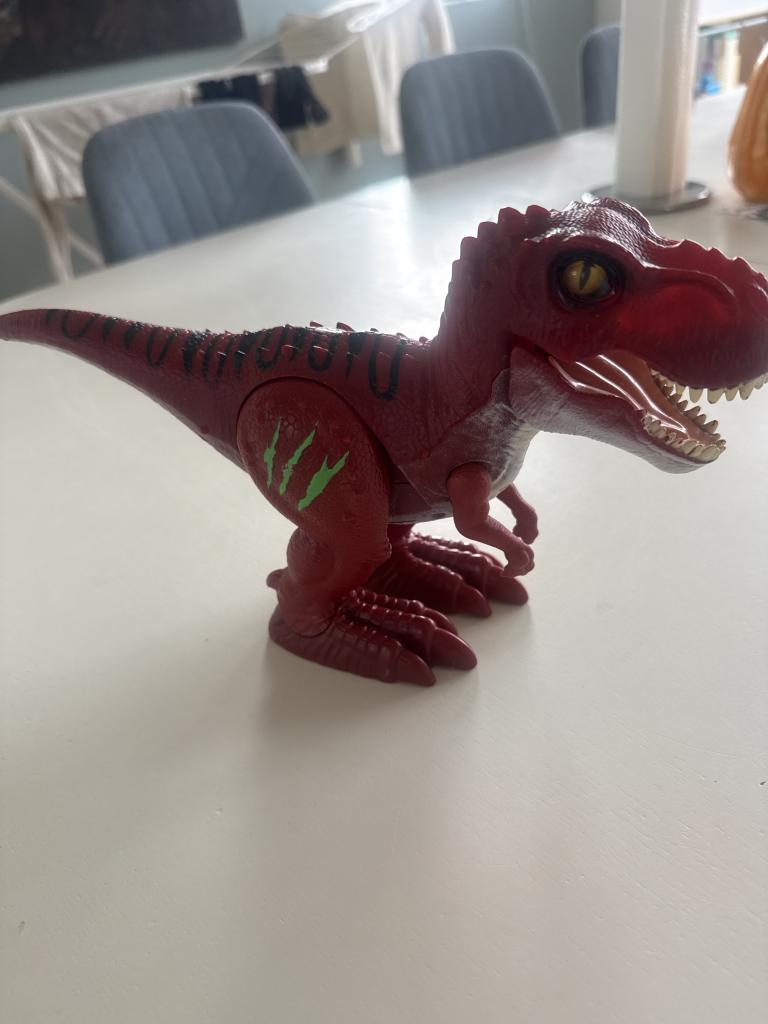 Rød dinosaur går + brøle