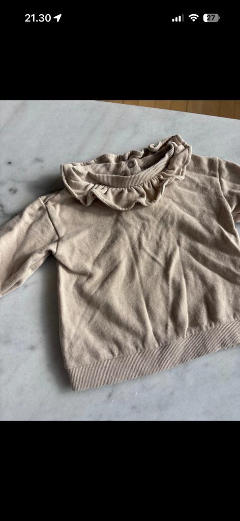 Beige bluse med flæ
