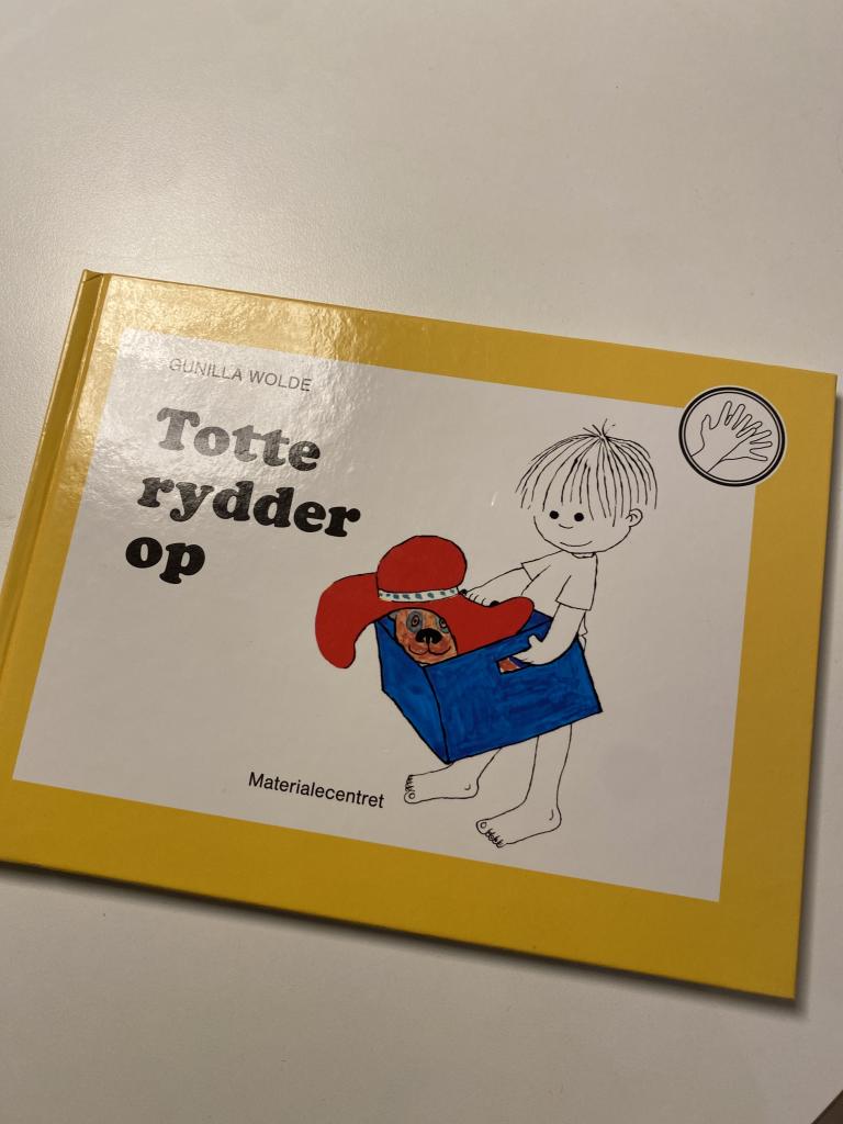 Totte rydder op bog