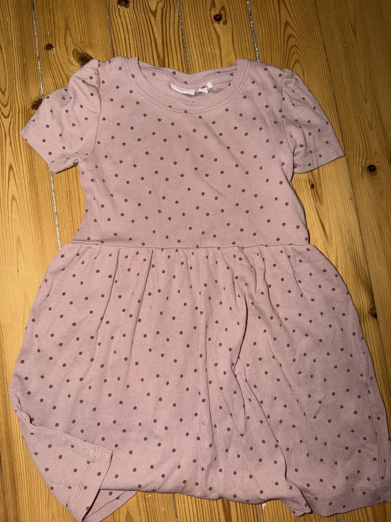 NI lilla prik kjole 104