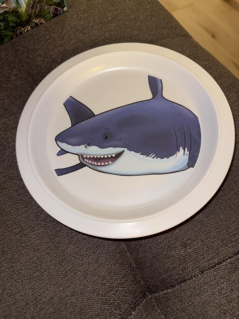 Hvid tallerken med haj