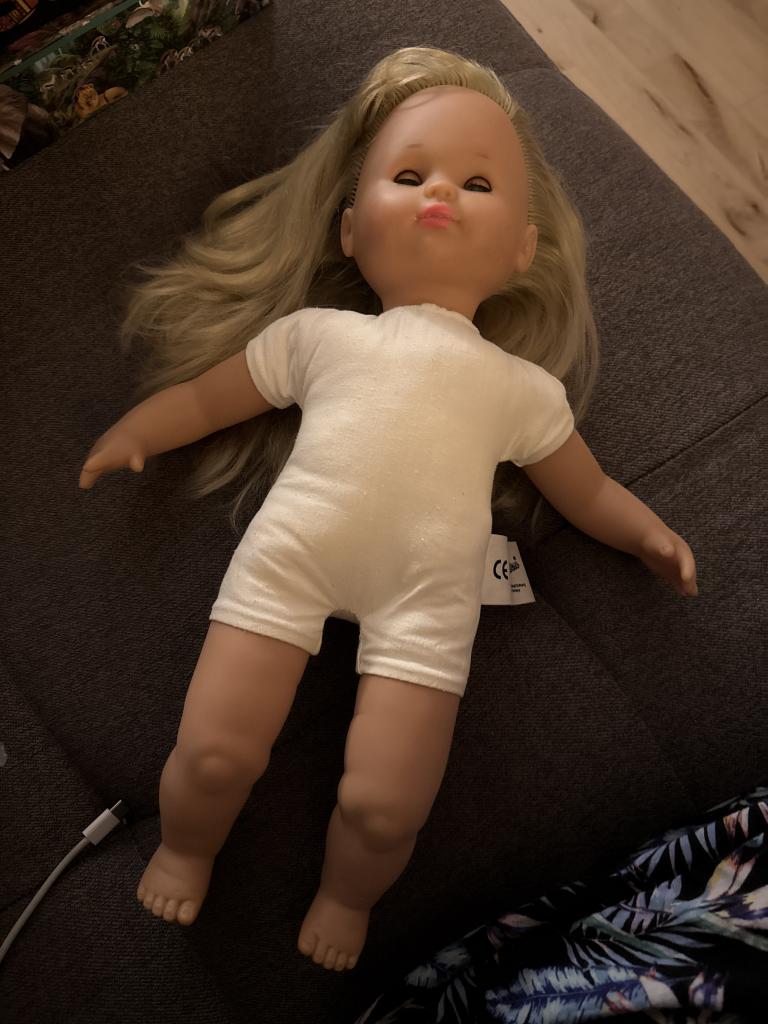 Dukke med blond hår