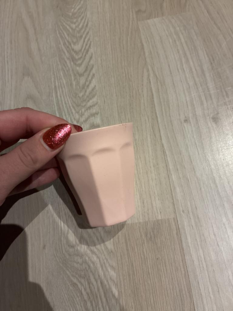 Lyserødt melamin krus