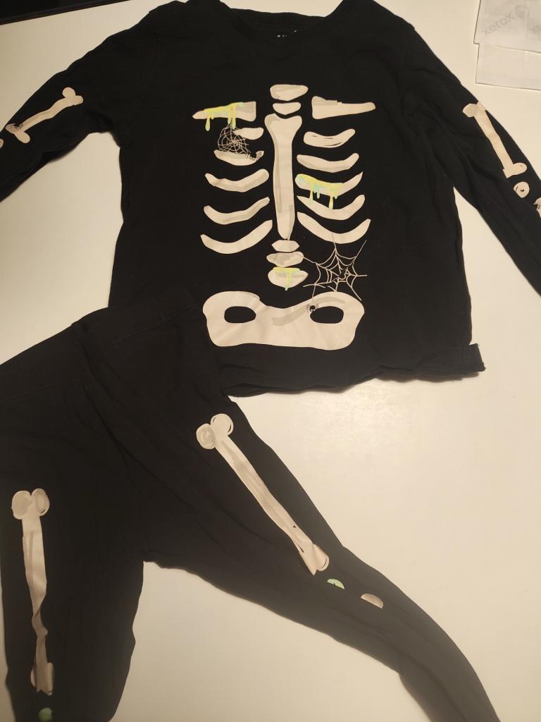 H&m nattøj 98 skelet selvlys