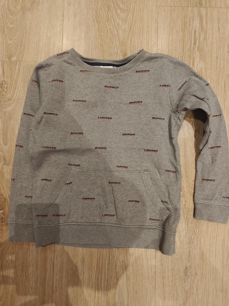 NI. Grå sweat 122/128