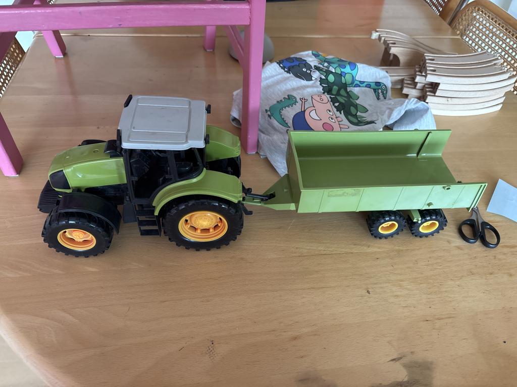 Grøn traktor med vogn