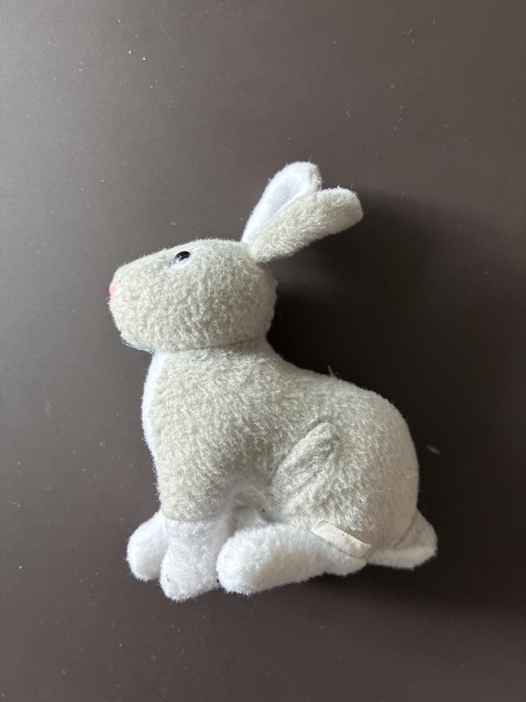 Grå og hvid kanin bamse