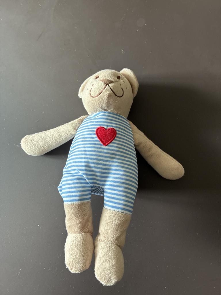 Bamse med blåt tøj