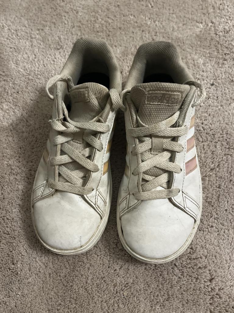 Adidas sneakers str. 33