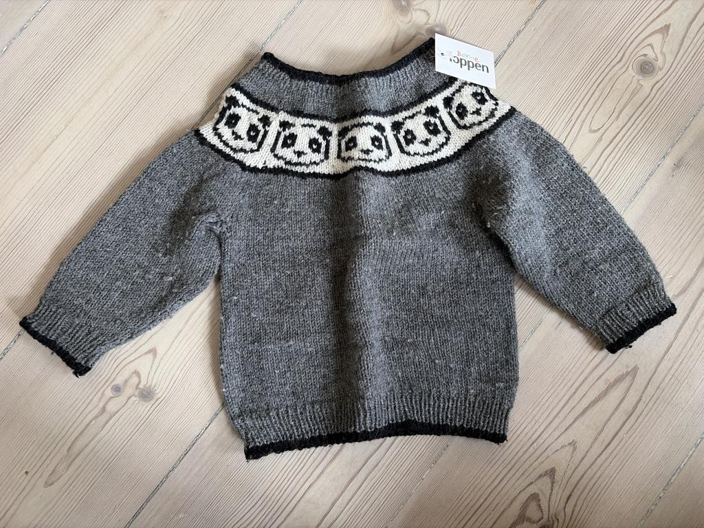 Grå striktrøje med pand