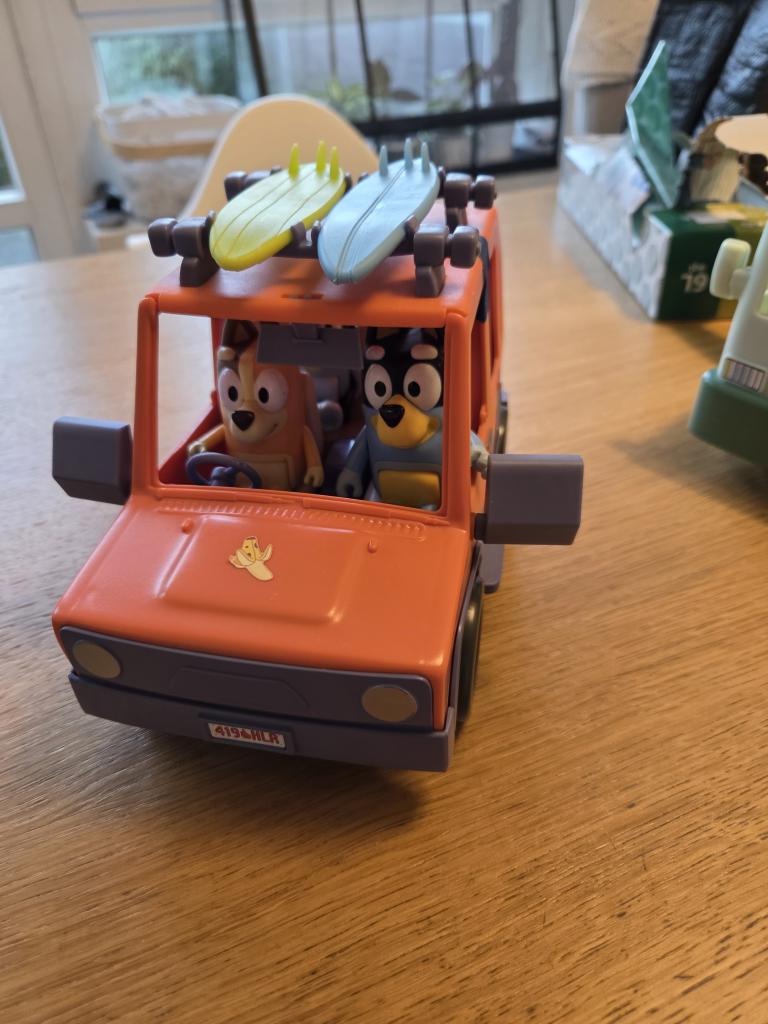 Bluey bil med figurer