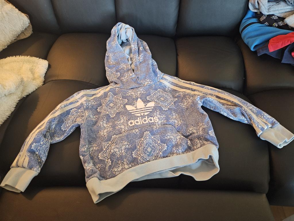 Adidas hoodie 104