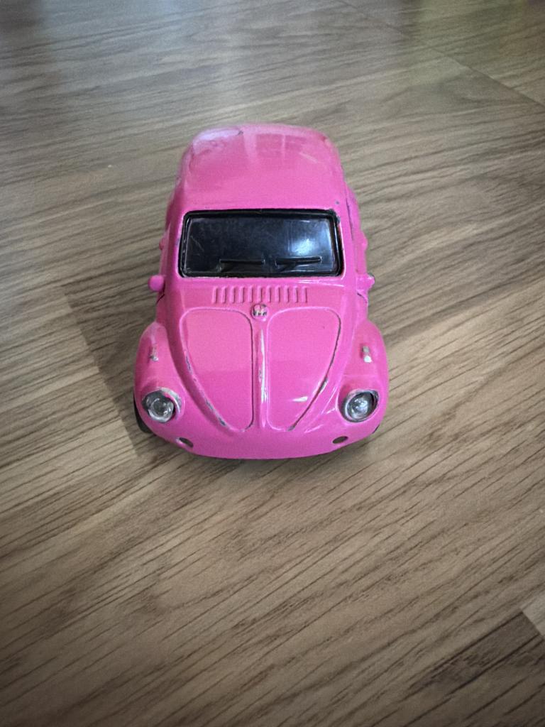 Lyserød bil