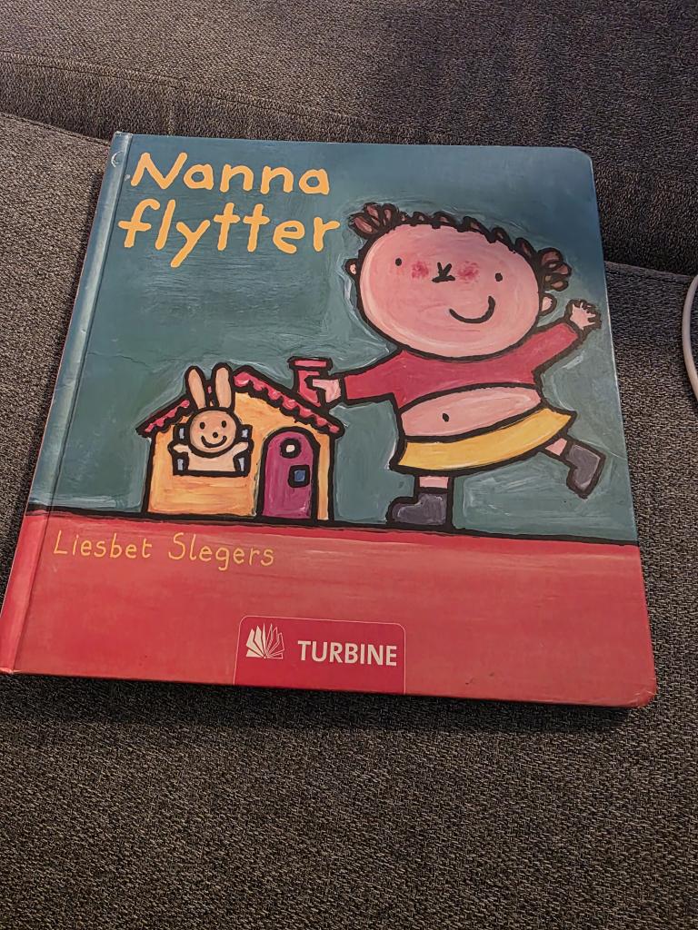 Nanna flytter bog