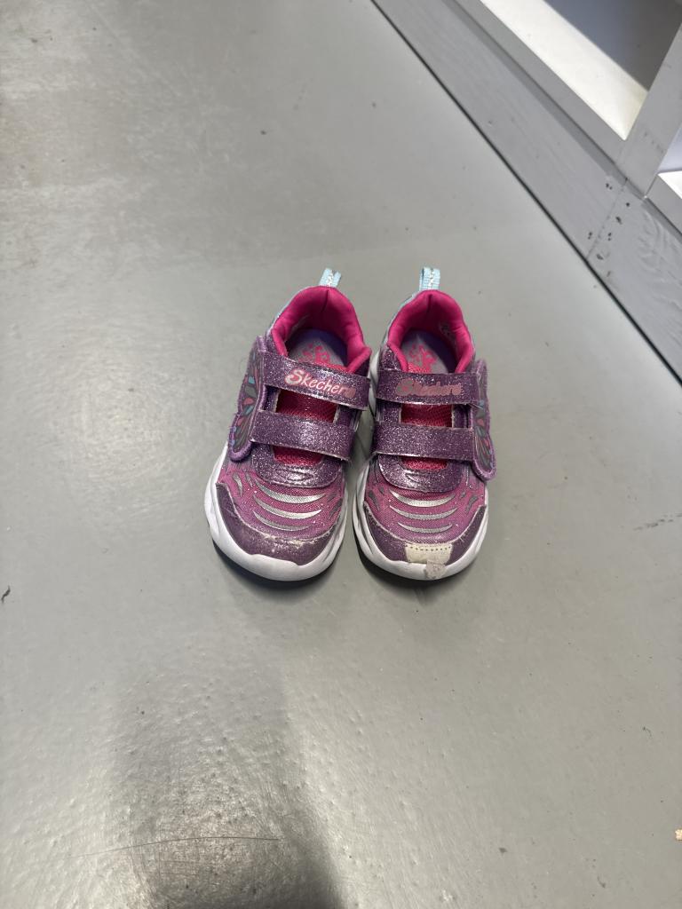Sketchers sneakers