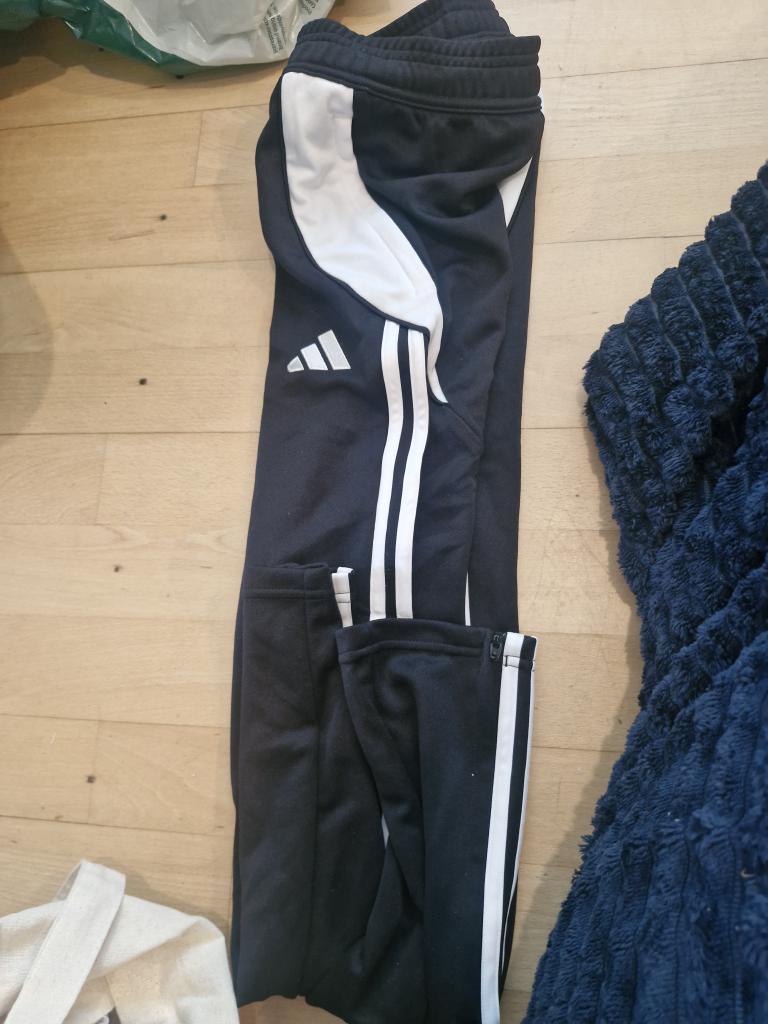 Addidas bukser 152