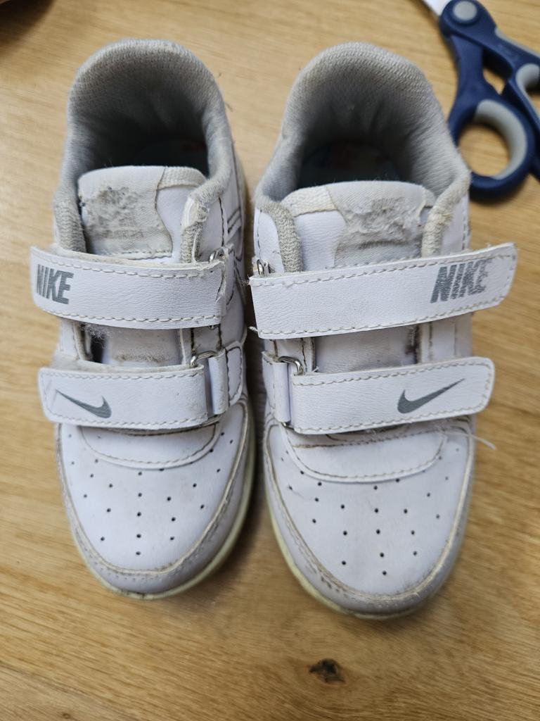 Hvide Nike sneakers 28
