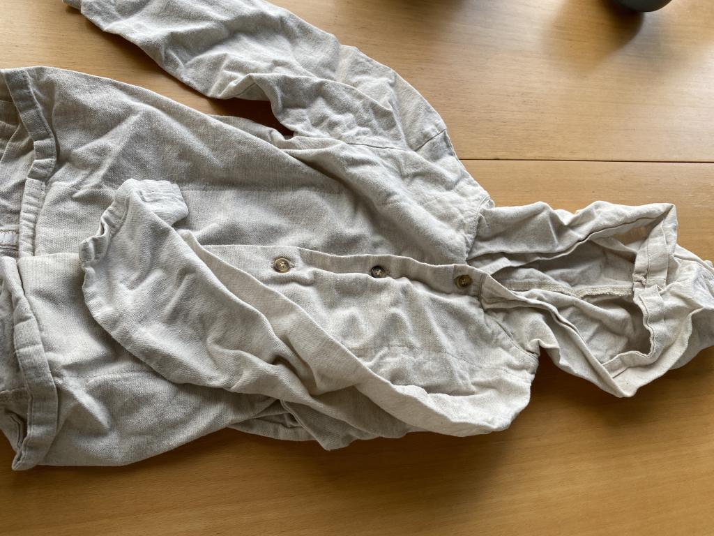 Beige tynd hætteskjorte