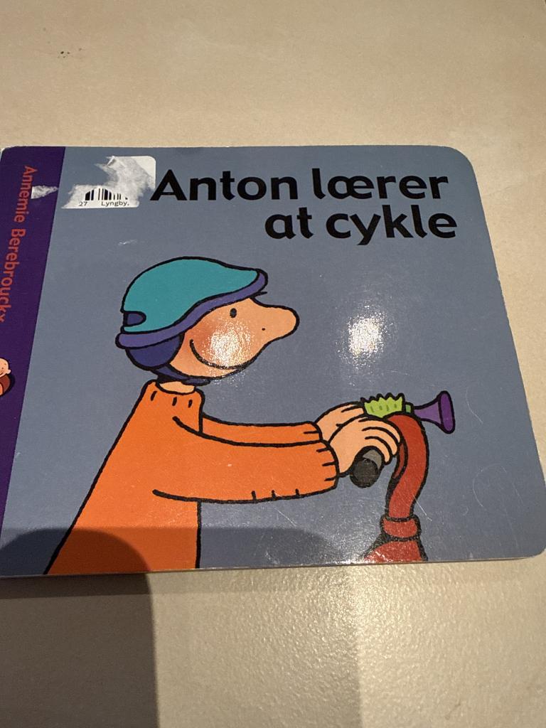Anton lærer at cykle