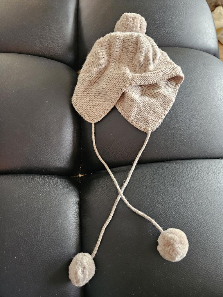 Beige hue med kvaste