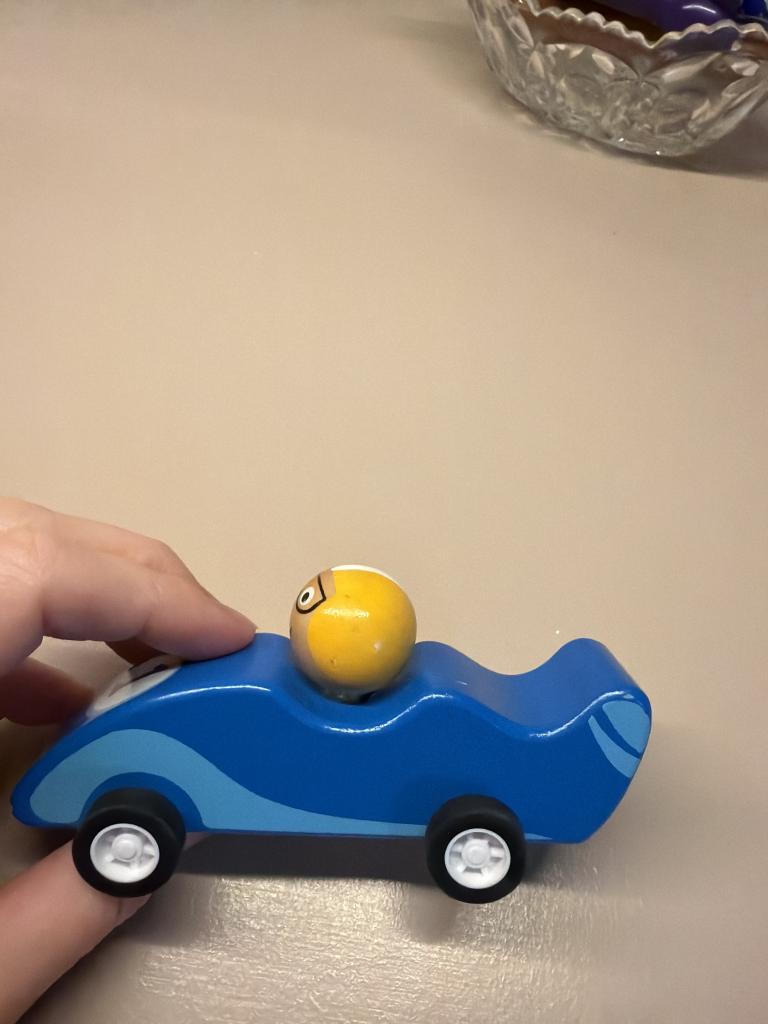 Blå træbil